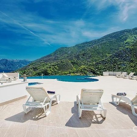 Luxury 1 Bedroom Apartment With Cozy Garden D2-2 In Morinj Kotor Exterior foto